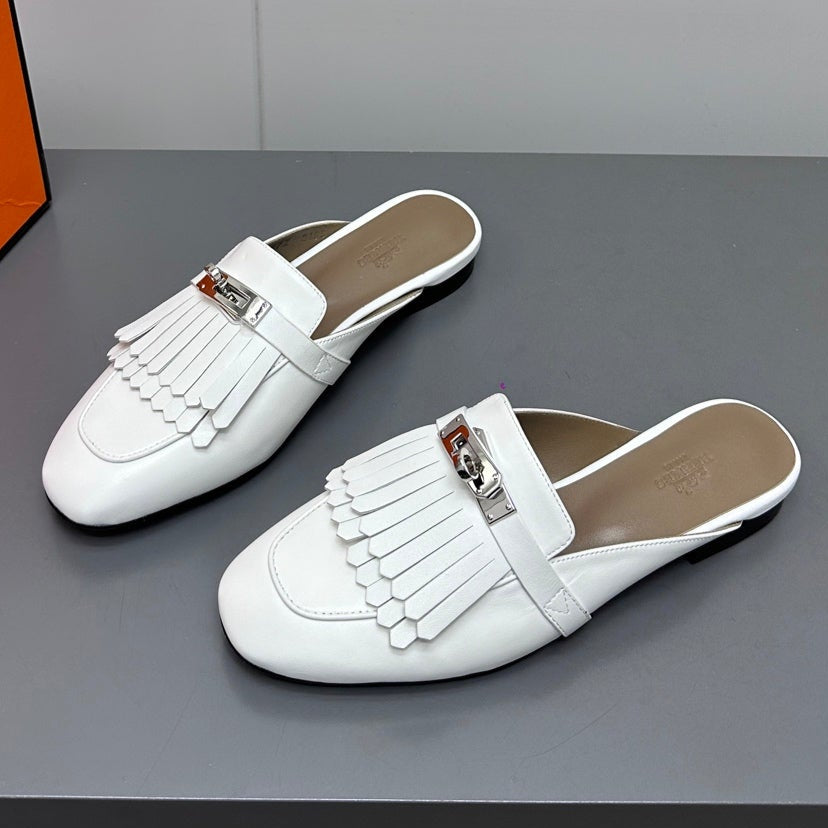 0Z MULE IN WHITE LAMBSKIN WITH FRINGE DETAIL