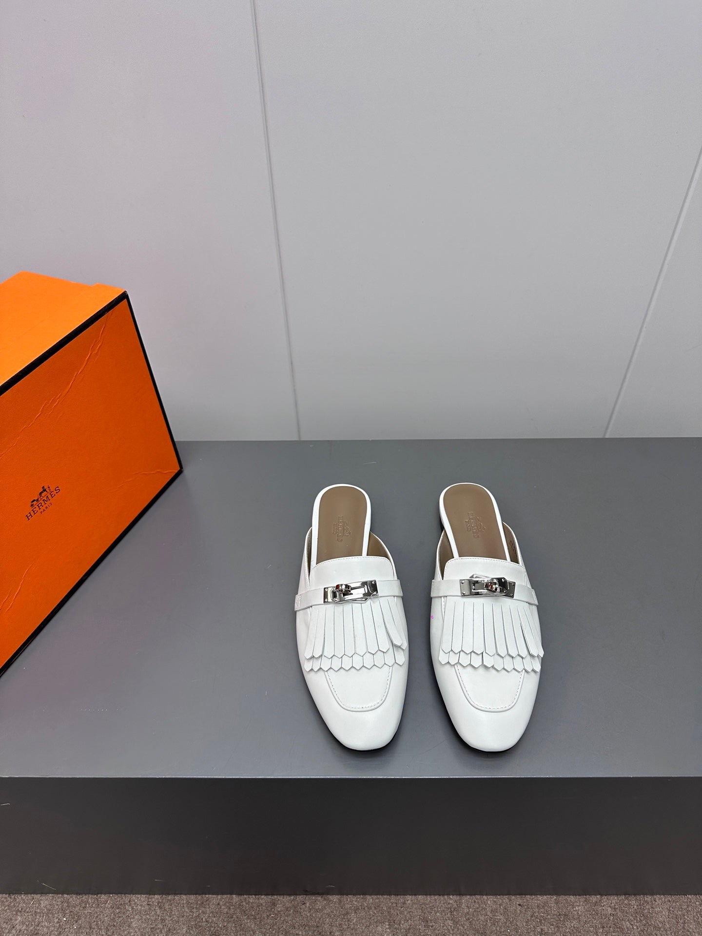 0Z MULE IN WHITE LAMBSKIN WITH FRINGE DETAIL - 图片 2